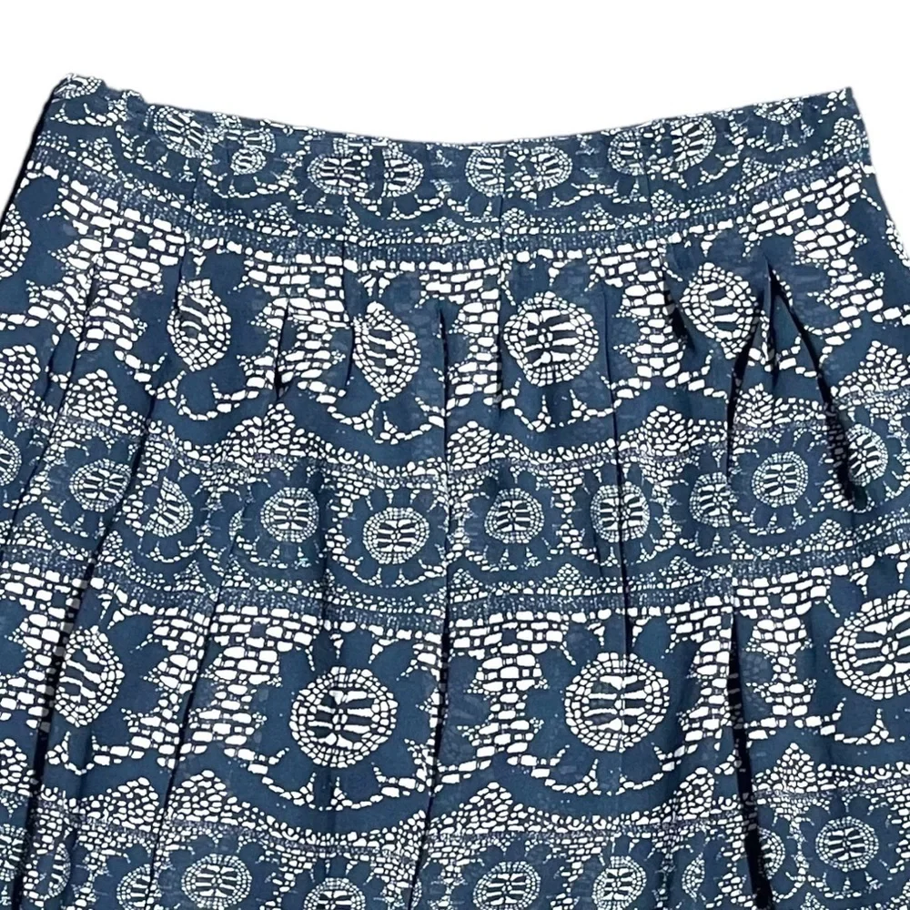 Women’s Gap Skirt Dark Blue and Cream Flower Lace Print Lined Pleated Size 1